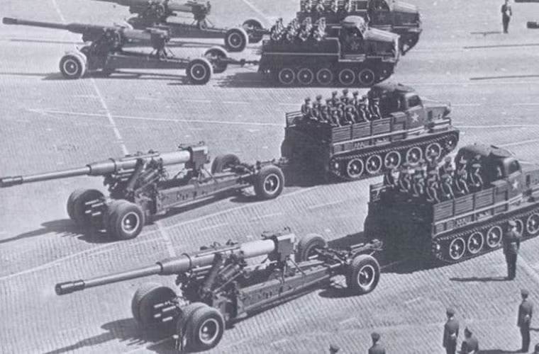 Pháo hạng nặng 180mm S-23 được NII-58 phát triển trong giai đoạn 1945-1955 cho Hồng quân Liên Xô. Nó xuất hiện lần đầu trên Quảng trường Đỏ ngày 9/5/1955. Nguồn ảnh: Wikipedia