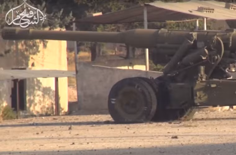 Mạng SyriaL mới đây đăng tải một bức ảnh đáng lưu tâm với giới quân sự Nga – Syria. Đó là việc lực lượng phiến quân đã tóm gọn được ít nhất một khẩu đại pháo 180mm S-23 – một trong những khẩu pháo xe kéo cỡ nòng lớn nhất trong chiến tranh Lạnh. Nguồn ảnh: SyriaL