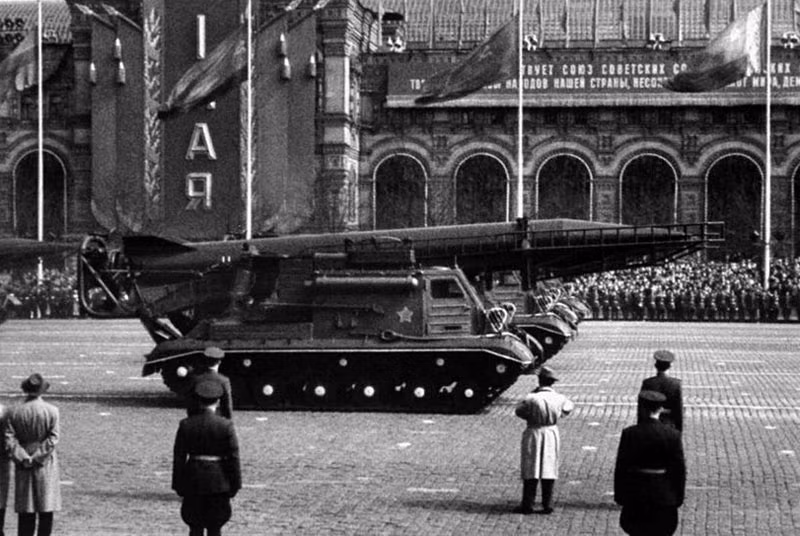 R-11 Zemlya (định danh Tổng cục pháo binh Liên bang là 8A61, trong khi NATO gọi là SS-1 Scud-A). Theo các tài liệu được giải mật, R-11 được kỹ sư Victor Makeev - chuyên gia chủ lực của phòng OKB-1 dưới sự lãnh đạo của Sergey Korolyov trực tiếp thiết kế. Tháng 7/1953, R-11 được chấp nhận trang bị cho hồng quân. Tới tháng 1/1958, phiên bản mang đầu đạn hạt nhân R-11M được chấp thuận biên chế cho bộ đội pháo binh – tên lửa chiến lược. Nguồn ảnh: militaryrussia