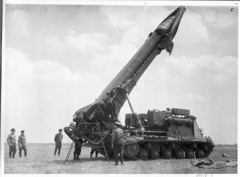 R-11 được phát triển với nhiều điểm cải tiến so với các mẫu tên lửa đạn đạo thời kỳ này, điển hình ở chỗ chính là bệ phóng tự hành sử dụng khung gầm cơ sở xe tăng hạng nặng IS-2. Đây được coi là bệ phóng tự hành tên lửa đầu tiên trên thế giới. Nguồn ảnh: radikal