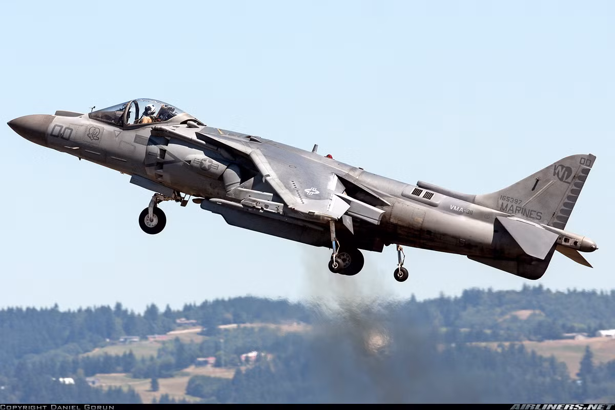 Trong ảnh, chiếc AV-8B đang cất cánh thẳng đứng bằng động cơ đặc biệt của mình. Nguồn ảnh: Airlines.net