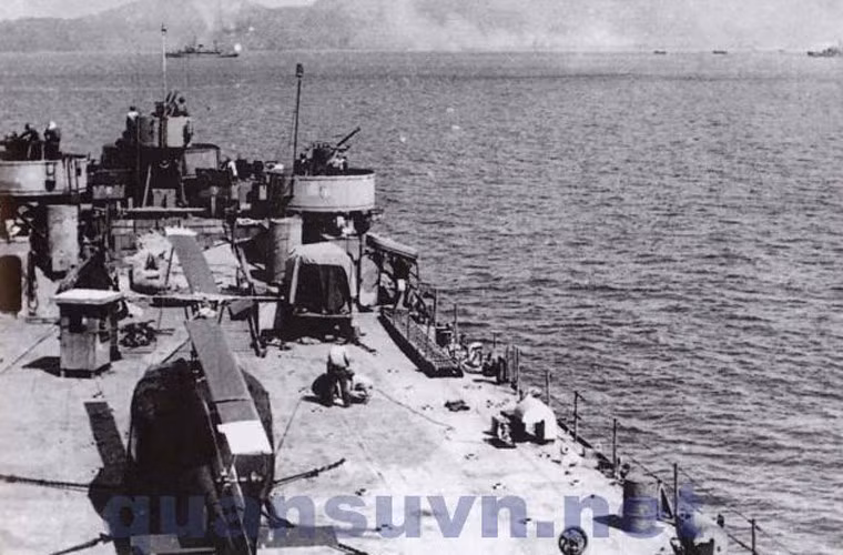 Ngoài ra, trên boong tàu còn có khả năng chuyên chở ít nhất một máy bay trực thăng. Trong ảnh, tàu LST chở trực thăng UH-1 tham gia chiến dịch giải phóng Campuchia thoát họa diệt chủng Khmer Đỏ. Nguồn ảnh: VnmilitaryHistory