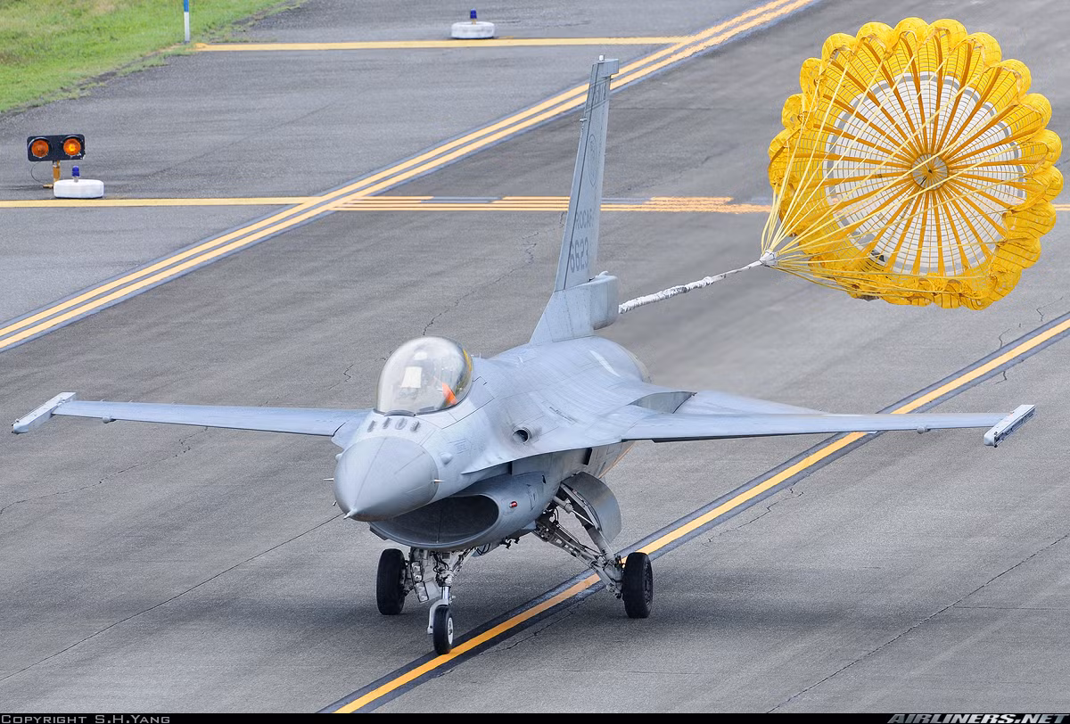 "Vì vậy, cá nhân tôi, như một phi công, tôi không nghĩ rằng việc mua lại các máy bay Mỹ F-16 đã qua sử dụng sẽ giúp nâng cao đáng kể khả năng chiến đấu của Không quân Việt Nam”, Đại tá Makar Aksenenko nêu quan điểm. Nguồn ảnh: Kênh QPVN