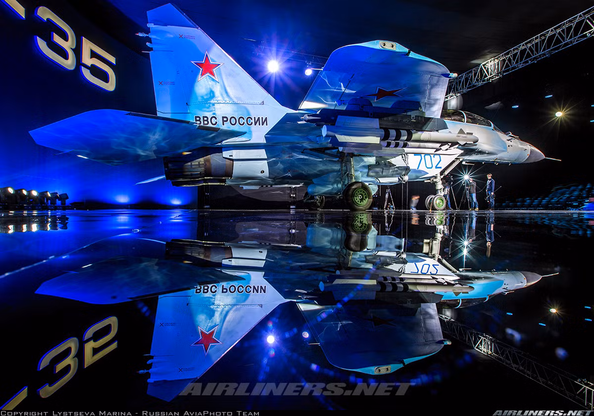 Kết luận, vị Đại tá mong Việt Nam chú ý đến các phiên bản mới nhất của máy bay chiến đấu Nga, chẳng hạn như MiG-35. Bên cạnh đó là các thế hệ máy bay trước đã được nâng cấp đáp ứng yêu cầu tác chiến hiện đại như MiG-29SMT. Nguồn ảnh: Kênh QPVN