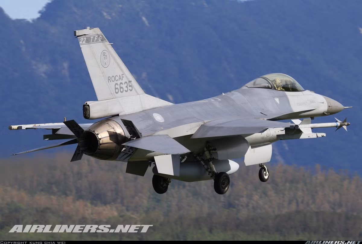 Gần đây, tờ Sputnik (của Nga) đã thực hiện cuộc phỏng vấn với một chuyên gia quân sự - từng là phi công Không quân Nga bình luận về vấn đề Việt Nam có thể mua F-16 thay thế dòng máy bay MiG-21 huyền thoại. Đó là Đại tá Makar Aksenenko, Phó tiến sĩ khoa học quân sự Nga. Nguồn ảnh: Kênh QPVN