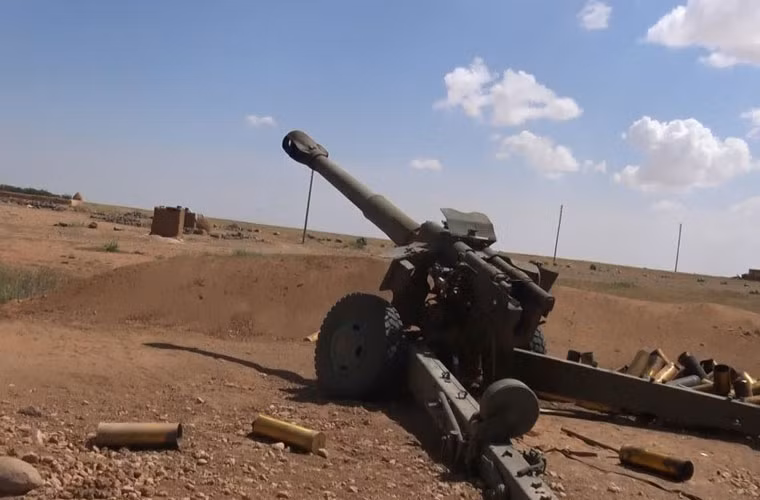 Khẩu pháo này đương nhiên được Quân đội Syria, Iraq nhập khẩu đến hàng nghìn khẩu, và bây giờ thì phiến quân IS bắt giữ chúng và tái trạng theo nhiều cách khác nhau. Để nguyên bản hoặc cải tiến thành pháo tự hành. Nguồn ảnh: Oryx