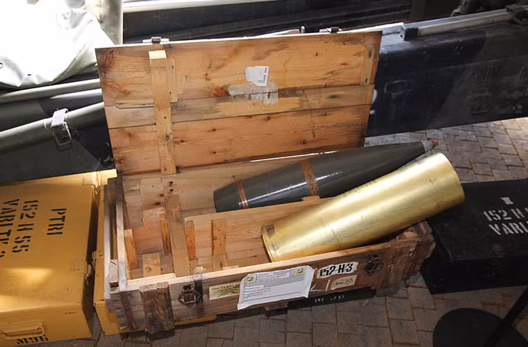 D-20 có thể bắn nhiều loại đạn pháo 152mm khác nhau do Liên Xô phát triển từ đạn phân mảnh, đạn nổ cực mạnh hoặc đạn xuyên phá. Ở một số quốc gia trong đó có Nga, để hiện đại hóa D-20 người ta còn trang bị cho mẫu pháo này các mẫu đạn pháo dẫn đường bằng laser giúp tăng độ chính xác khi bắn, tầm bắn tối đa của nó có thể đạt tới 24km. Nguồn ảnh: Wikipedia