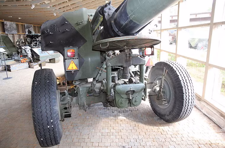 Trở lại với thiết kế gốc của D-20, khung pháo của D-20 có hai càng cố định với 2 bánh lốp chính và hai bánh phụ ở cuối càng pháo cho phép pháo thủ di chuyển càng pháo dễ dàng hơn, bên cạnh đó là tấm chắn bảo vệ cho pháo thủ. Nguồn ảnh: Wikipedia