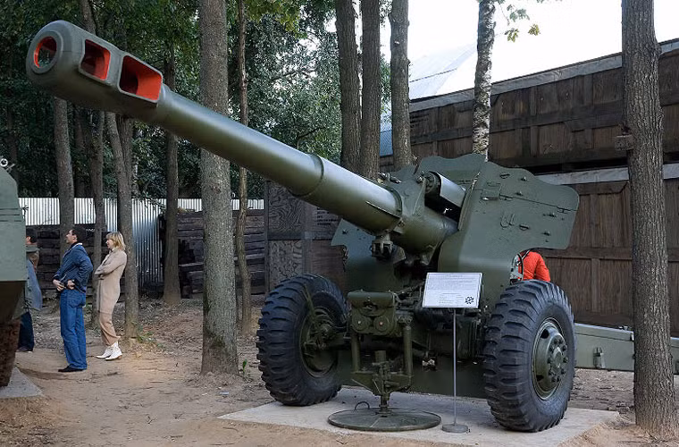 Với trọng lượng lên tới 5,7 tấn, phiến quân IS cần phải sử dụng xe tải hạng trung hoặc hạng nặng thì mới có thể tải được khẩu pháo này. Tuy nhiên, nó cũng đặt ra nhiều dấu hỏi lớn khi mà lực giật khi bắn của pháo rất mạnh, không biết IS giải quyết như thế nào với khung gầm tự chế của chúng. Nguồn ảnh: Wikipedia