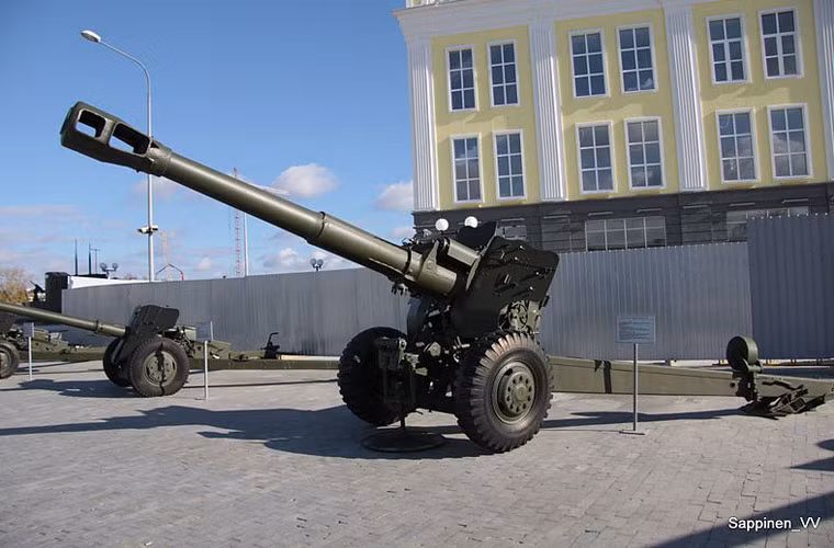 Quan sát phần nòng pháo, có thể xác định đó vốn là một phần của khẩu lựu pháo D-20 152mm do Liên Xô sản xuất và trang bị từ năm 1955. Nguồn ảnh: Wikipedia