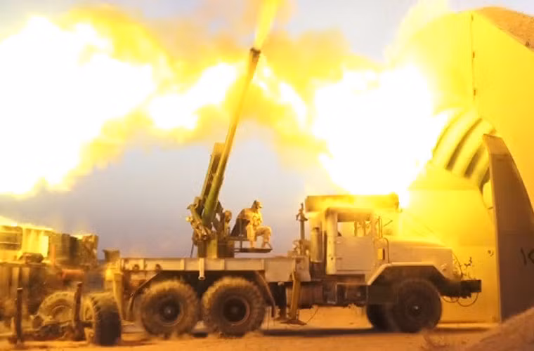 Ngoài việc đưa pháo kéo lên xe tải, phiến quân IS được biết tới là đã thực hiện nhiều “sáng kiến” đưa nhiều loại súng – pháo lên xe ô tô dân sự để tác chiến. Chiến thuật này sau đó được chính Quân đội Syria, Iraq sử dụng lại. Trong ảnh, pháo phòng không tự hành của IS được phát triển với pháo xe kéo D30 122mm. Nguồn ảnh: Oryx