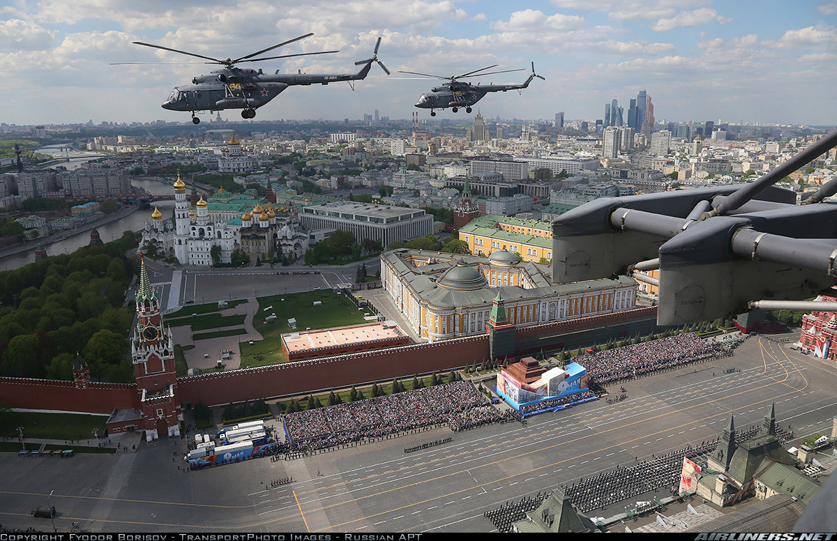 Hai bên hông của máy bay trực thăng Mi-17V-5 được trang bị hai khung giá treo phụ với 4 mấu cho phép mang đa dạng nhiều loại vũ khí gồm rocket, pháo thuyền và tên lửa chống tăng. Nguồn ảnh: Airlines.net