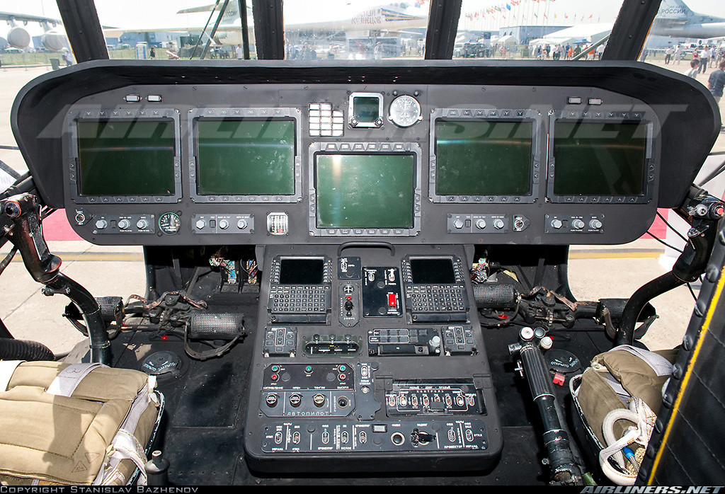 Trang bị điện tử theo kèm trên họ máy bay Mi-8/17 thường bị chê là quá đơn giản, nhưng với Mi-17V-5 thì lột xác hoàn toàn với bảng điều khiển lắp 4 màn hình màu MFD trông rất tiện nghi. Phi công lái máy bay có thể bay đêm an toàn với trang bị kính nhìn đêm và radar thời tiết. Nguồn ảnh: Airlines.net