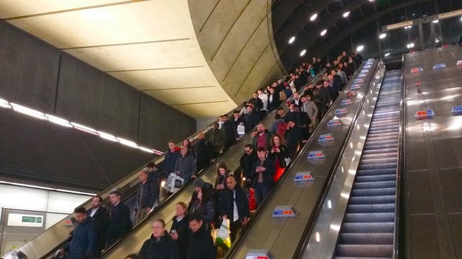 Những thang máy hư hỏng khiến cảnh chen chúc trở nên nghiêm trọng.