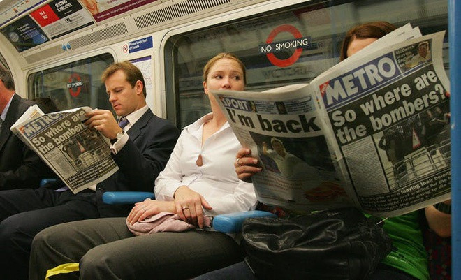 Kiếm được một chỗ ngồi trên các chuyến tàu điện này tương đối khó khăn. Không gian nhỏ hẹp là điều kiện lý tưởng để các bệnh truyền nhiễm lây lan.