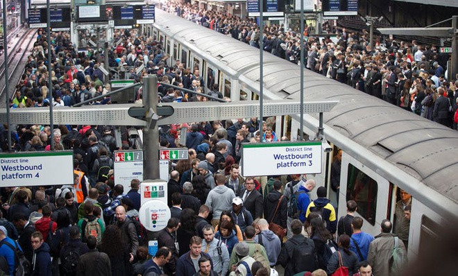 Với khoảng 5 triệu lượt người sử dụng để di chuyển mỗi ngày, tuyến giao thông này ngày càng phải đối mặt với nhiều vấn đề.