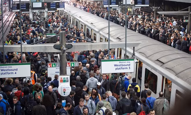 Với khoảng 5 triệu lượt người sử dụng để di chuyển mỗi ngày, tuyến giao thông này ngày càng phải đối mặt với nhiều vấn đề.