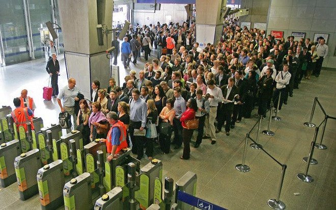 Việc hạn chế cổng soát vé đã góp phần tăng thêm sự đông đúc tại các ga tàu.