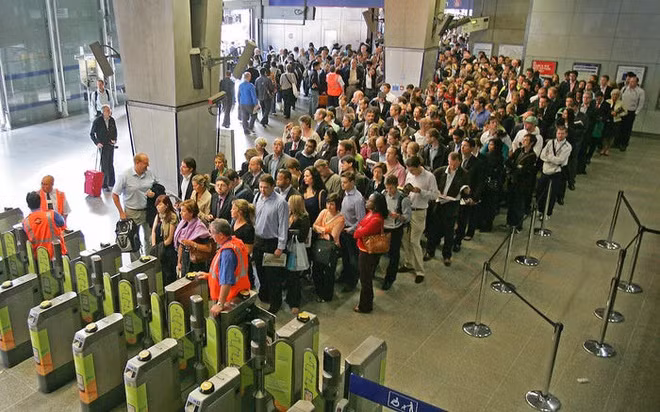 Việc hạn chế cổng soát vé đã góp phần tăng thêm sự đông đúc tại các ga tàu.