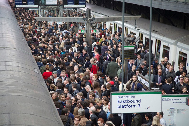 Vào những giờ cao điểm và tại các trạm gần khu trung tâm thành phố, cảnh tượng càng thêm phần hỗn loạn.