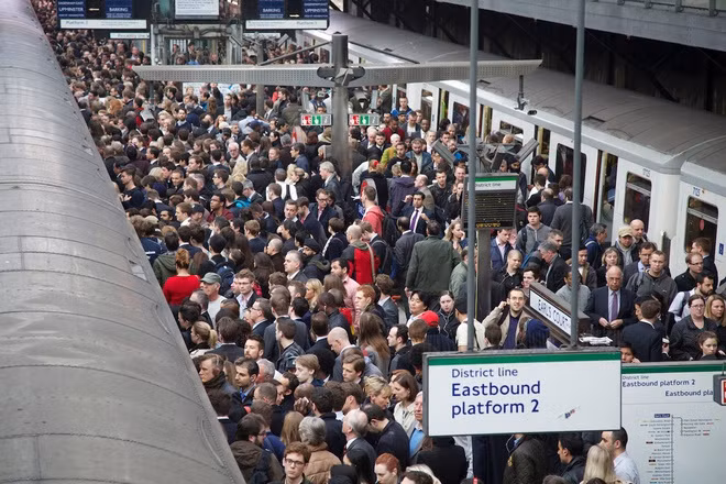 Vào những giờ cao điểm và tại các trạm gần khu trung tâm thành phố, cảnh tượng càng thêm phần hỗn loạn.