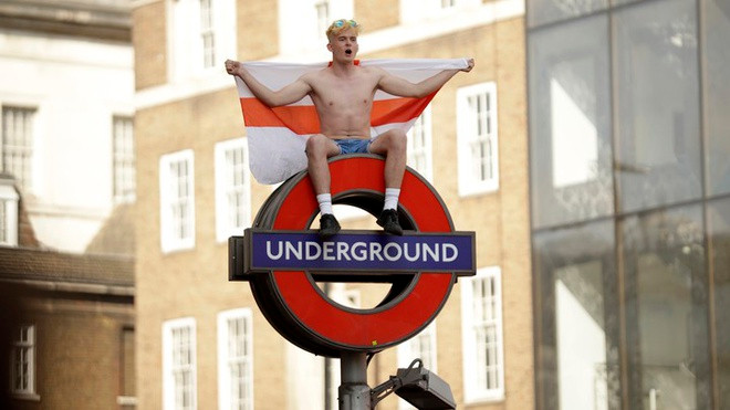 Những hành động kỳ quái xuất hiện không ít ở các ga tàu điện ngầm London.