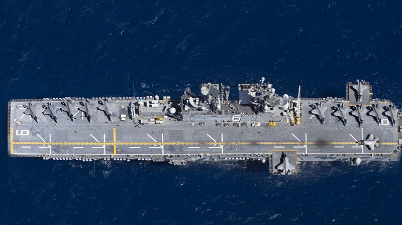 Do khả năng thực hiện nhiệm vụ của F-35B đã được mở rộng rất nhiều nên các tàu đổ bộ tấn công lớp Wasp cũng cần phải nâng cao năng lực kho chứa và hệ thống vận chuyển đạn dược, đồng thời cũng phải cập nhật thêm chức năng cho các hệ thống thiết bị bảo đảm khác có liên quan đến không quân hạm.