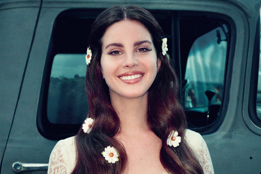 Lana Del Rey tên thật là Elizabeth Woolridge Grant. Nữ ca sĩ sinh ngày 21/6/1986 ở New York. Con đường âm nhạc của cô bắt đầu từ năm 18 tuổi khi đang theo học đại học. Nổi lên từ năm 2011 với single đầu tay Video Games, cô sớm gây được chú ý với công chúng bởi chất giọng lạ, âm nhạc đặc biệt kén tai và phong cách retro cổ điển trong ca từ lẫn cách thể hiện.