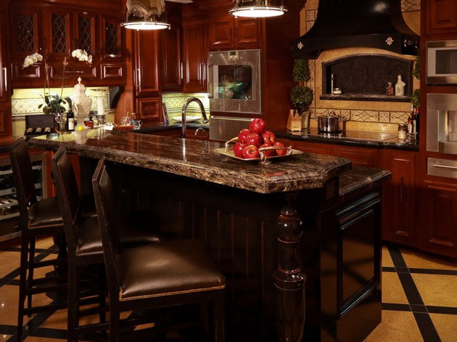 Nhà bếp thanh lịch mang những gam màu ấm với nội thất được làm từ gỗ và đá cẩm thạch cùng những trang thiết bị nấu nướng hiện đại.