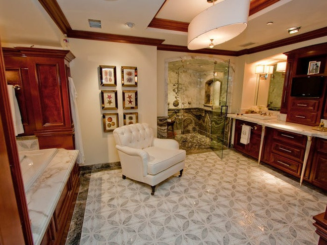 Phòng tắm xa hoa, lộng lẫy được tích hợp với nhiều khu vực khác như chỗ thay đồ, tủ chứa quần áo, và bàn trang điểm.