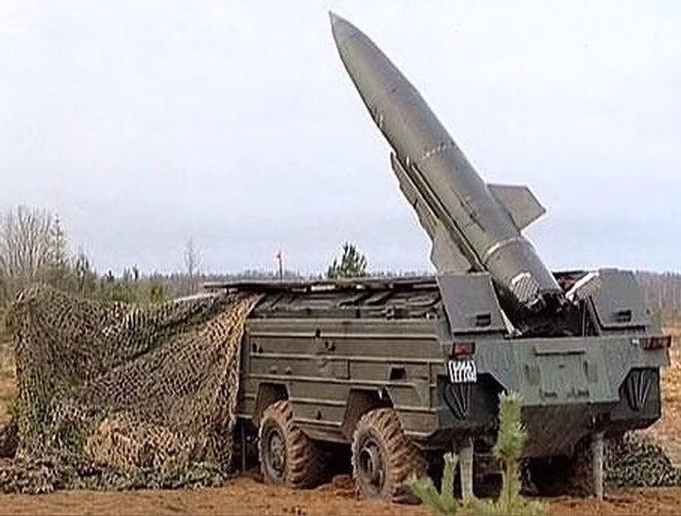 Đạn tên lửa có chiều dài 6,4m; đường kính 0,65m; trọng lượng phóng 2.000kg với đầu đạn nặng 480kg (có thể lắp đầu đạn thuốc nổ mạnh, hóa học hoặc đầu đạn hạt nhân) tầm bắn tối thiểu 15km và tối đa 70km, sai số vòng tròn vào khoảng 150m.