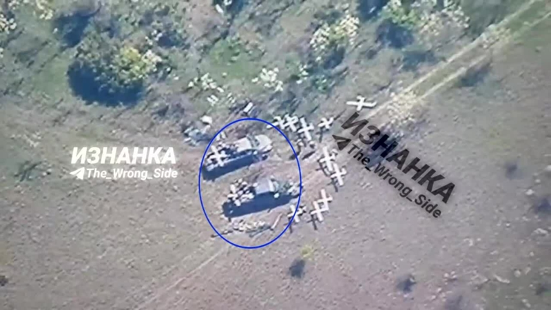 Không chỉ vậy, Quân đội Nga còn sử dụng số lượng lớn máy bay không người lái để tiêu diệt quân Ukraine từ trên không. Theo truyền thông Pháp, máy bay không người lái của Nga tiếp tục tuần tra khu vực biên giới để ngăn chặn Quân đội Ukraine tiến hành một cuộc tấn công. Ảnh: Twitter.