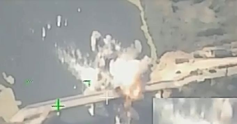 Trước đó 3 ngày, tức là ngày 19/8, máy bay ném bom Su-34 của Nga cũng thả bom FAB-500 trong đêm và tiến hành không kích vào các điểm đồn trú tạm thời của Quân đội Ukraine và xe bọc thép ở tỉnh Kursk. Video về cuộc không kích do Bộ Quốc phòng Nga công bố cho thấy quả bom đã đánh trúng mục tiêu thành công. Ảnh: Telegram.