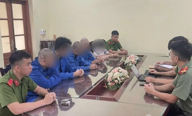 Khởi tố 6 đối tượng tung tin giả cô gái lây HIV cho 16 người Khoi to 6 doi tuong tung tin gia co gai lay HIV cho 16 nguoi