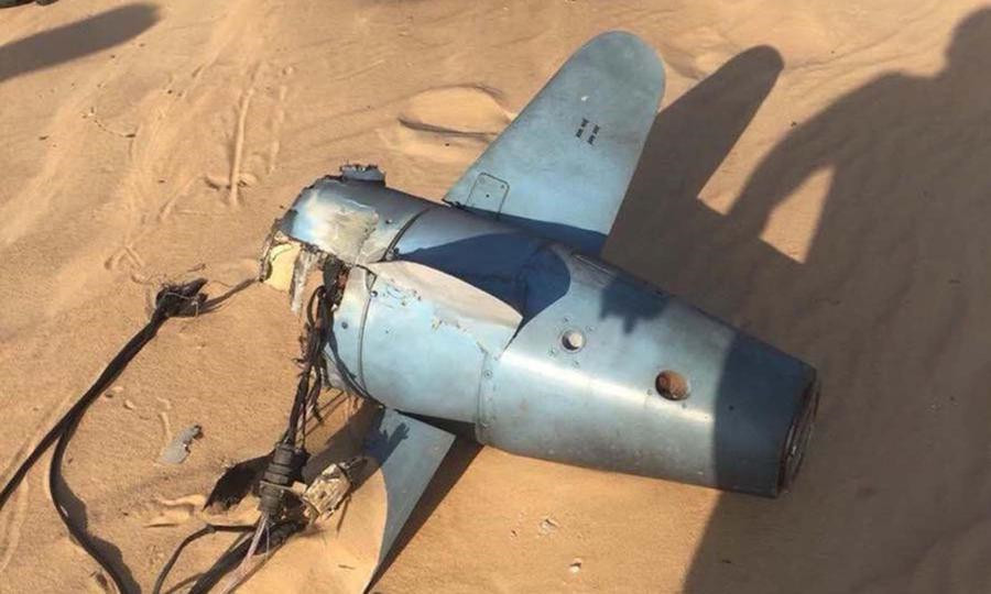 Hay như cuộc tấn công vào nhà máy lọc dầu ở Arab Saudi, do phiến quân Hussite Yemen thực hiện vào ngày 14/9/2019; chỉ với 9 UAV và một số tên lửa hành trình, đã dễ dàng qua mặt hệ thống phòng không trị giá hàng trăm tỷ USD và đã gây ra thiệt hại hàng tỷ USD cho Arab Saudi. Ảnh: Một mảnh xác của tên lửa hành trình tiến công vào cơ sở lọc dầu của Arab Saudi hôm 14/9/2019.