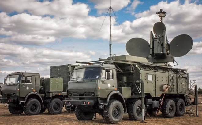 Nếu sử dụng một tên lửa phòng không như Patriot hoặc S-400 có giá hàng triệu USD để bắn hạ một chiếc UAV có giá từ 10 đến 20 USD (hoặc 30.000 USD cho hạng cao) đó là sự lãng phí quá lớn. Đối phương thường tổ chức tiến công đồng thời theo kiểu "bầy đàn" với số lượng UAV rất lớn, với tỷ lệ áp đảo so với số tên lửa có thể phóng lên.