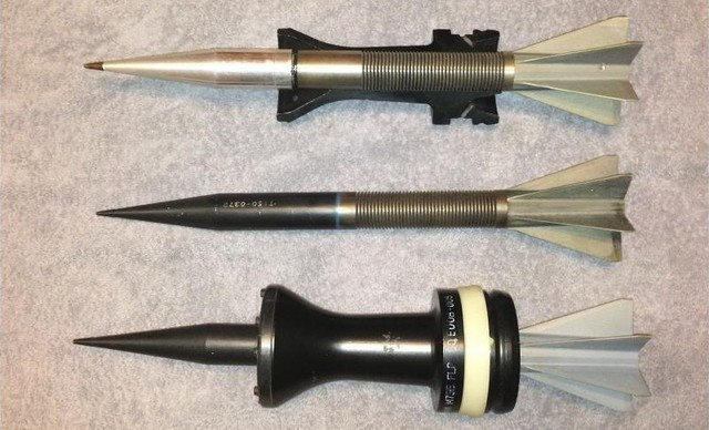 Theo giới thiệu của nhà sản xuất Uralvagonzavod, đạn 3BM44 ở cự ly 2.000 m, với góc chạm 90°, có khả năng đâm xuyên qua lớp giáp tương đương 650 mm thép đồng nhất (RHA); tuy nhiên với những loại xe tăng hiện đại, bằng cách sử dụng lớp giáp hỗn hợp, cho xe khả năng bảo vệ tương đương với 1.000 mm RHA. Ảnh: Đạn xuyên giáp 3BM44 Lekalo.