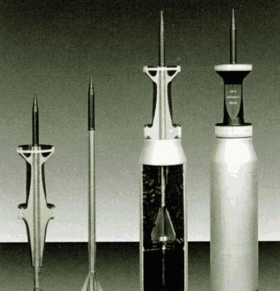 Như vậy giá của đạn xuyên giáp 3BM44 chỉ vào khoảng 2.500 rúp/viên (tương đương 39 USD); nếu loại đạn này có thể xuyên thủng xe tăng chiến đấu chủ lực M1A2 ở khoảng cách đến 2.000 m, thì nó thực sự có thể được coi là rất rẻ và hiệu quả. Ảnh: Đạn xuyên giáp 3BM44 Lekalo.