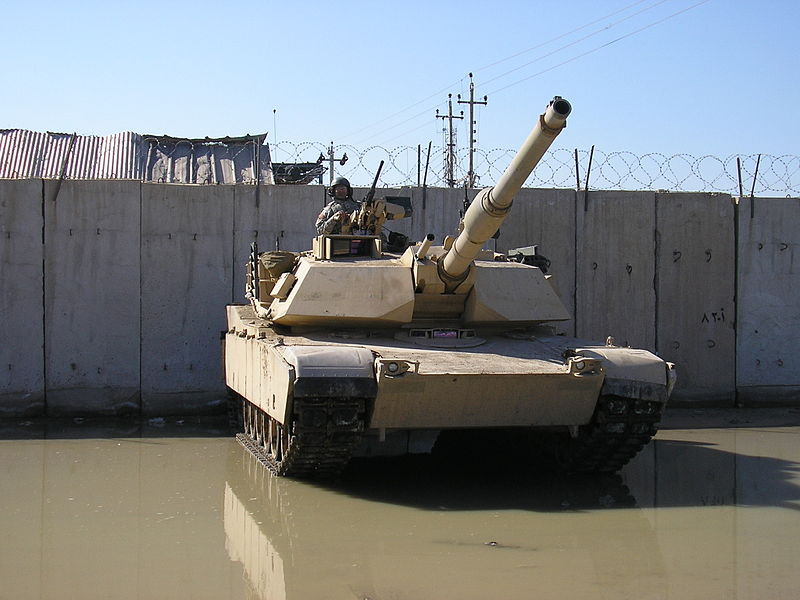 Lớp giáp hỗn hợp của M1A2 không bao giờ bố trí theo chiều thẳng đứng, mà được bố trí theo chiều nghiêng để giảm mức độ xuyên của đạn chống tăng các loại. Nếu đạn xuyên giáp 3BM44 được bắn ở cự ly 2.000 mét, xem xét hiệu ứng suy giảm của đạn xuyên giáp, thì đạn 3BM44 khó có thể xuyên thủng lớp giáp của xe tăng chủ lực M1A2. Ảnh: : Xe tăng chiến đấu chủ lực M1A2 của Mỹ.