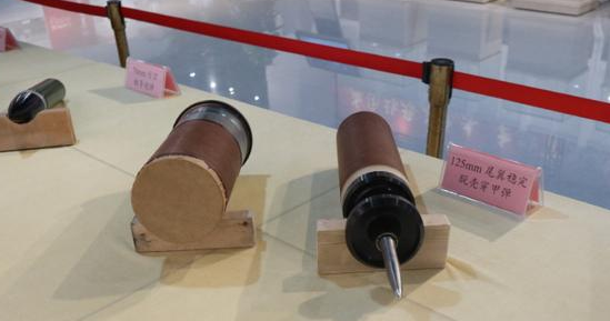 Tuy nhiên, lõi của đạn xuyên giáp của Nga chủ yếu là hợp kim vonfram, nhưng hiệu suất xuyên giáp của nó kém hơn một chút so với lõi uranium làm nghèo.