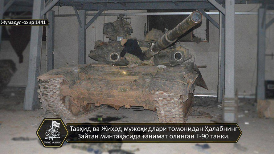 Binh lính Syria đã buộc phải bỏ xe tăng lại và chạy trốn, tuy nhiên có vẻ như họ cũng đã kịp phá hủy một vài chi tiết quan trọng của chiếc chiến xa này để đối phương không thể sử dụng được.