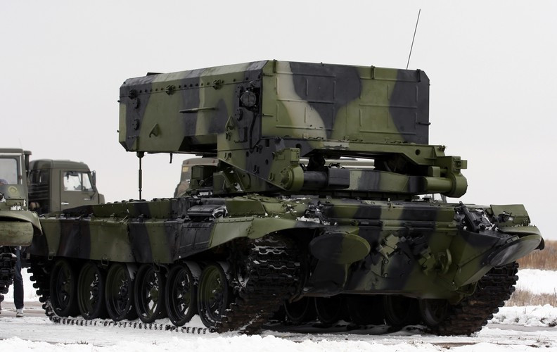 Pháo sử dụng đạn cỡ 220 mm, có 2 loại một loại dài 3,3 m nặng 173 kg và một loại dài 3,7 m nặng 217 kg; tốc độ bắn là 30 viên/15 giây, tầm bắn hiệu quả tối thiểu 400m, xa nhất là 3.600m.