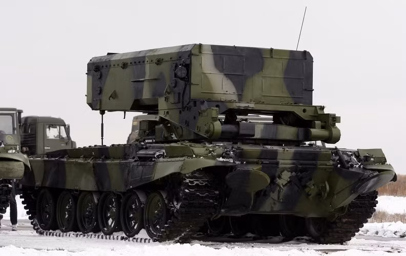 Pháo sử dụng đạn cỡ 220 mm, có 2 loại một loại dài 3,3 m nặng 173 kg và một loại dài 3,7 m nặng 217 kg; tốc độ bắn là 30 viên/15 giây, tầm bắn hiệu quả tối thiểu 400m, xa nhất là 3.600m.