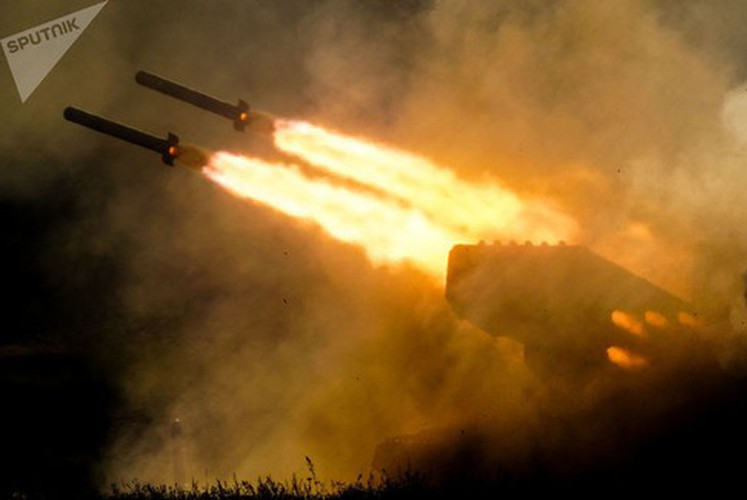 Điều làm nên sức mạnh của TOS-1A đó là pháo sử dụng ít nhất 2 loại đầu đạn, đầu đạn cháy và đầu đạn nhiệt áp.