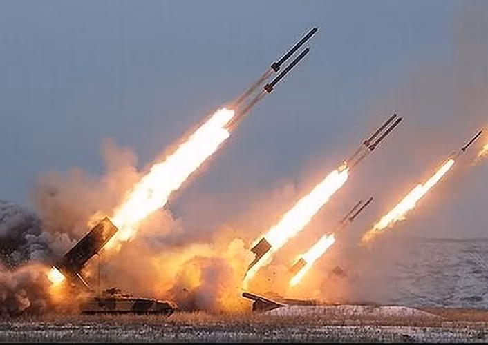 Các chuyên gia Nga cho biết, một tổ hợp TOS-1A có khả năng gây sát thương trong khu vực rộng đến 40.000 m2, tương đương diện tích của 6 sân bóng gộp lại.