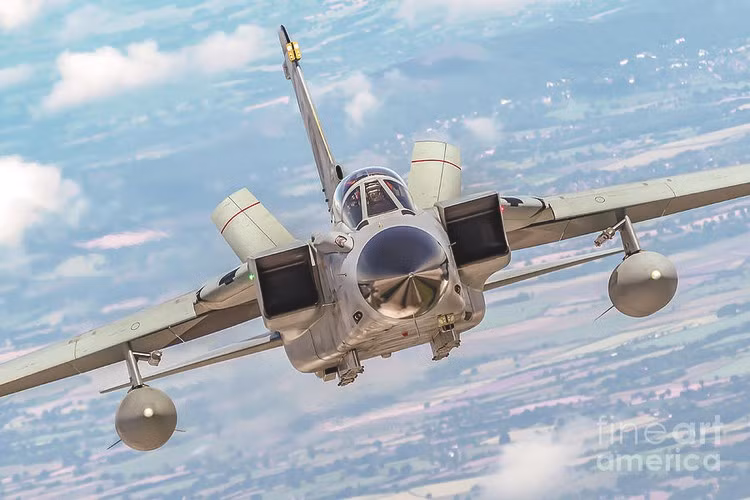 Tiêm kích Panavia Tornado được thiết kế có 2 chỗ ngồi giúp cho các phi vụ tấn công được thuận lợi hơn.