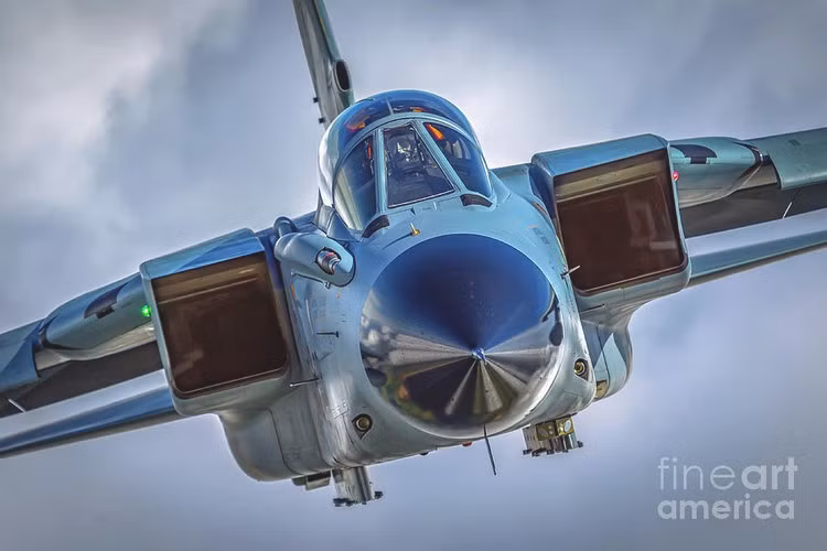 Máy bay cường kích bom 2 chỗ ngồi Panavia Tornado là sản phẩm công nghệ quốc phòng của tập đoàn liên doanh đa quốc gia Panavia gồm Anh (British Aerospace), Tây Đức (MBB) và Italy (Alenia Aeronautica) với nhiều phiên bản đã được phát triển.