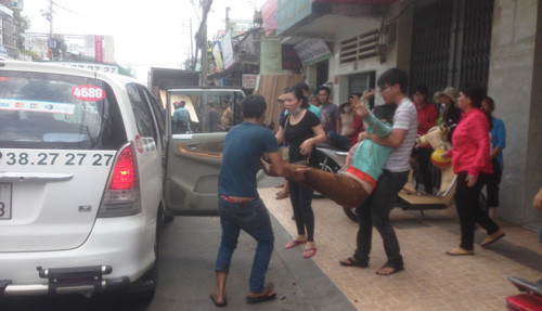 Mot cong nhan bị hàng tán ván ép dè chét-Hinh-2