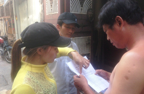 Vọ chòng ve chai “5 triẹu Yen” hón hỏ duọc cong an mòi-Hinh-3