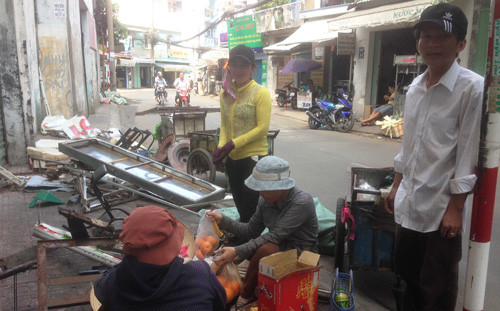 Vọ chòng ve chai “5 triẹu Yen” hón hỏ duọc cong an mòi